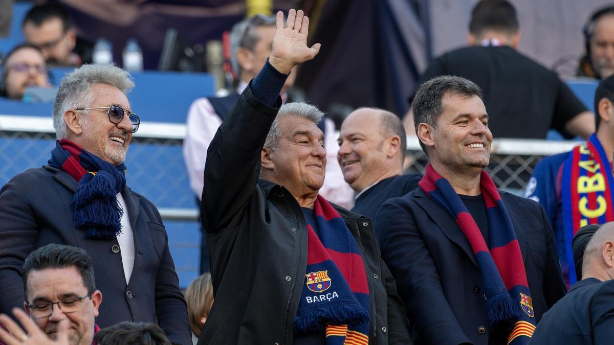 Joan Laporta saluda desde su localidad en el Camp Nou antes de iniciarse el partido de liga entre el FC Barcelona y el Levante