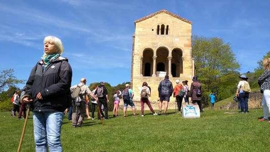 Concha Masa, ante Santa María del Naranco.