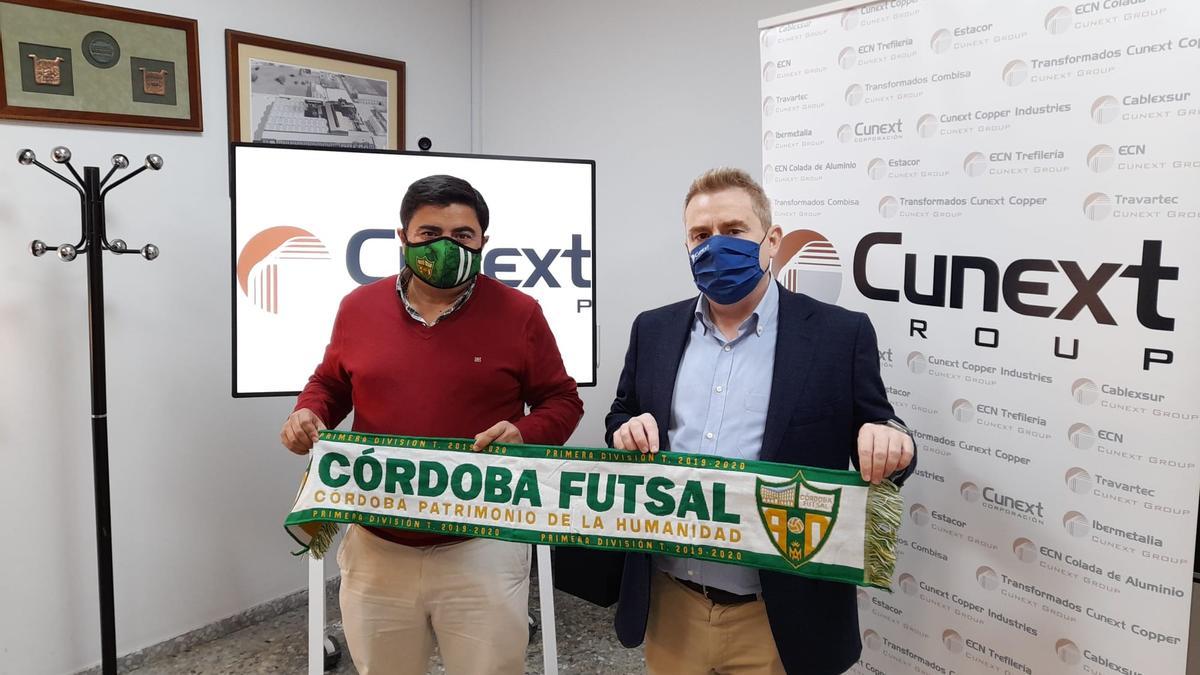 José García Román y José María García firman el acuerdo entre el Córdoba Futsal y Cunext Group.