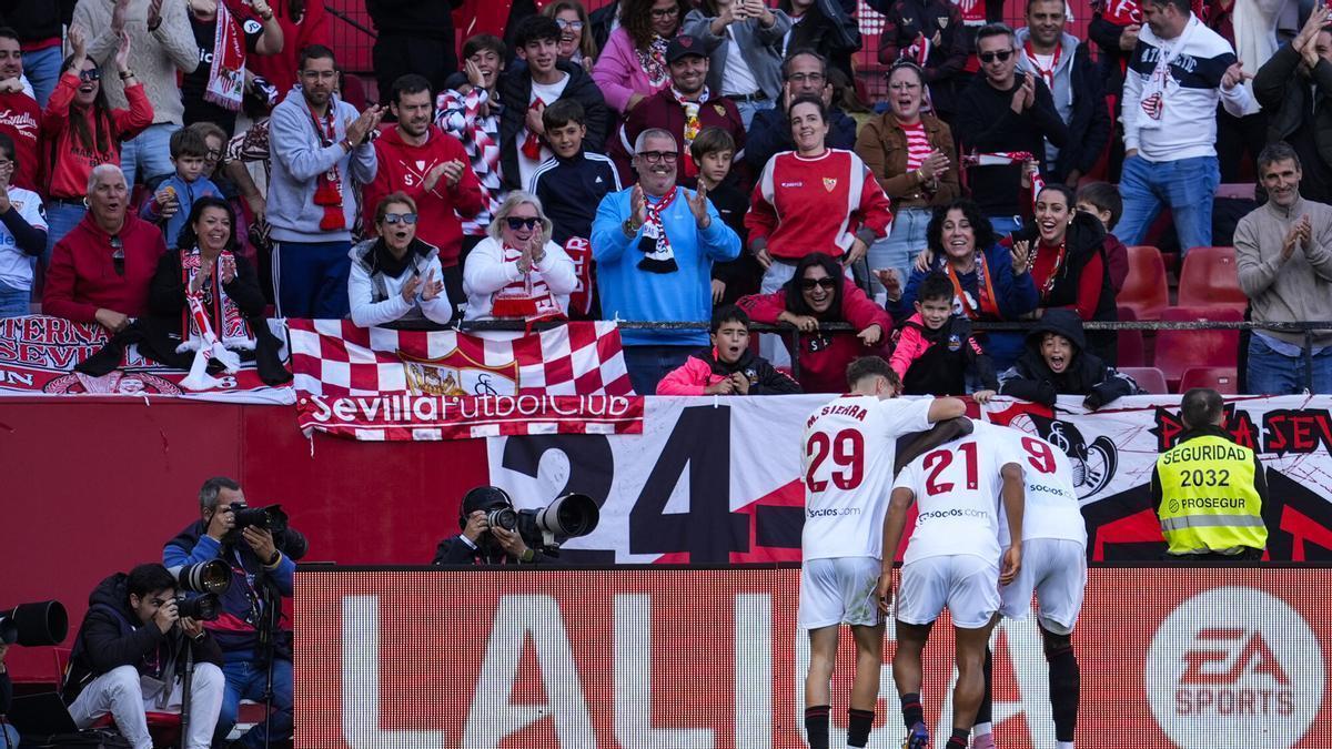 Chidera Ejuke celebra un gol con el Sevilla en el Ramón Sánchez-Pizjuán