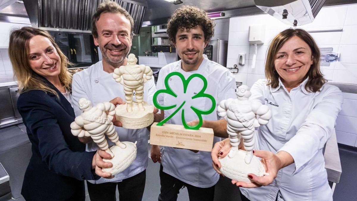 Por la izquierda, Sandra y Nacho Manzano, Chus Sánchez Manzano y Esther Manzano, hace un año, en Casa Marcial, celebrando las tres estrellas del restaurante, más la verde de Narbasu (Piloña).