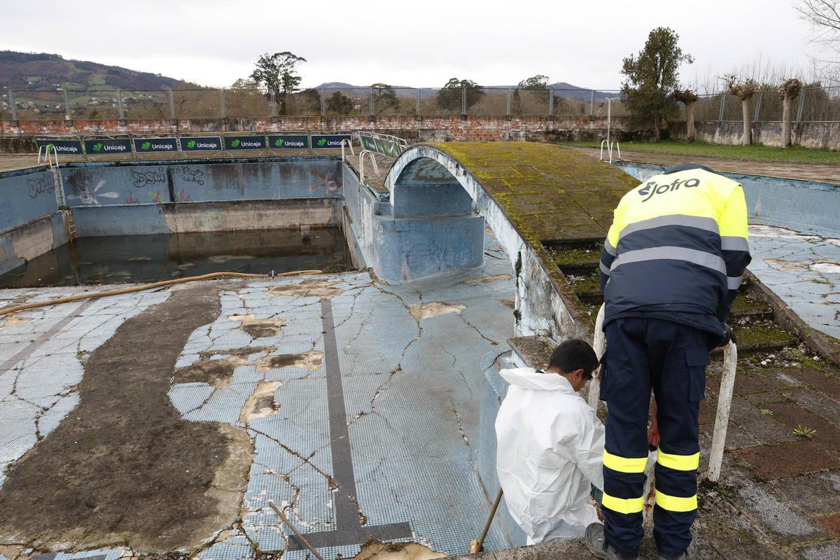 El inicio de los trabajos para dragar las piscinas de la Laboral, en imágenes