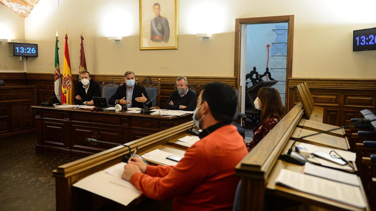 El alcalde de Plasencia, interviniendo en el último pleno junto al concejal de Hacienda (izquierda).