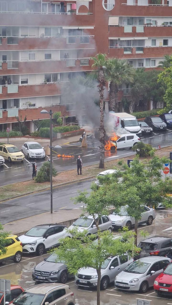 Galería: Arde un coche aparcado frente al Hospital Can Misses