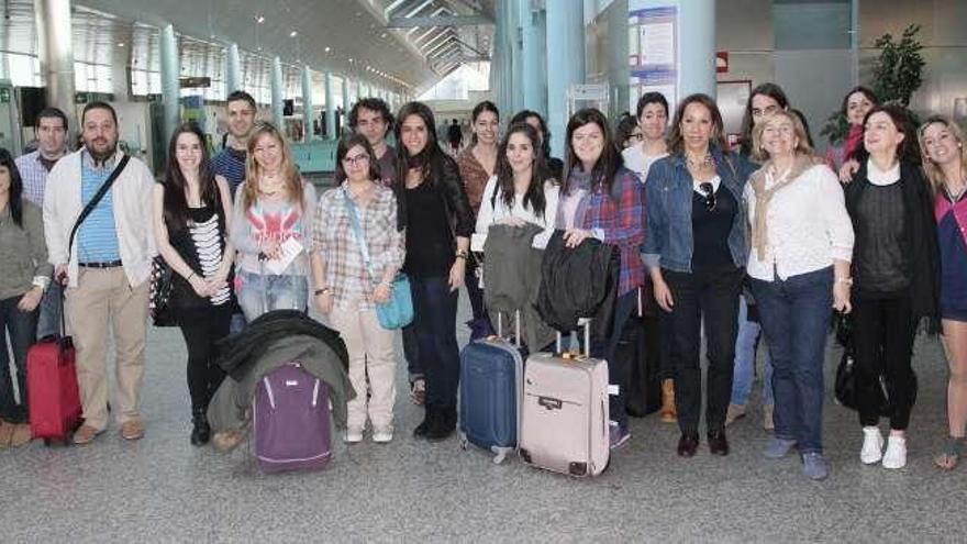 Alumnos becados de la Escuela Oficial de Idiomas, ayer, antes de salir rumbo a Inglaterra, en Peinador.   // J. de Arcos