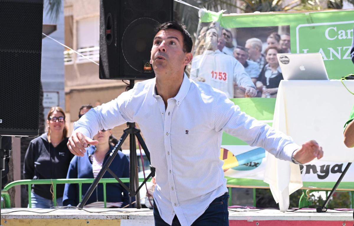 Los mejores momentos del campeonato de lanzamiento de hueso de dátil en Elche este segundo lunes de Pascua