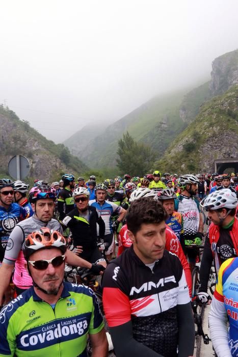 Concentración de ciclistas en los túneles de la vieja carretera de Mieres a Oviedo