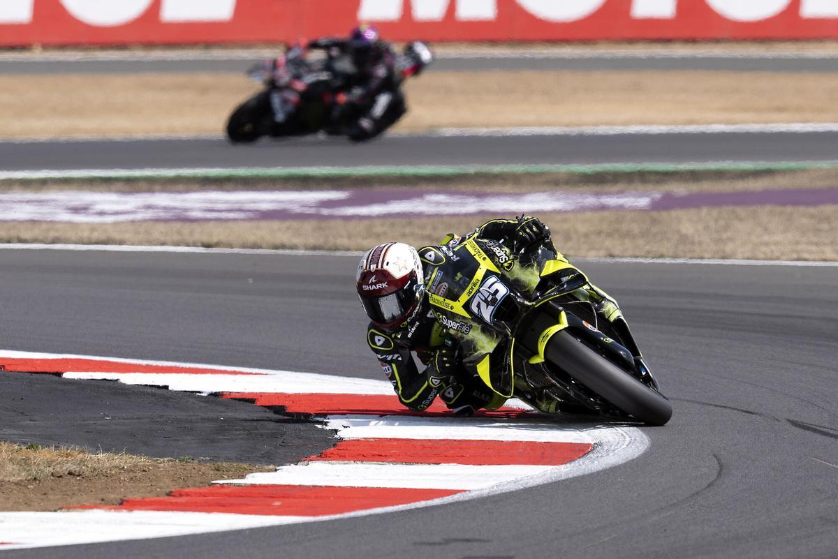 Towcester (United Kingdom), 09/08/2026.- Race winner Spanish Raul Fernandez, of the Trackhouse MotoGP Team in action during the MotoGP race at the Motorcycling Grand Prix of Great Britain at the Silverstone Circuit race track in Towcester, Britain, 09 August 2026. (Motociclismo, Gran Bretaña, Reino Unido) EFE/EPA/TIM KEETON