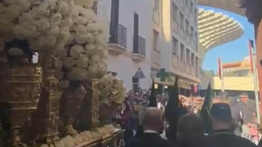 Vídeo | La Macarena cambia su recorrido de forma improvisada y se soma por la calle Alcázares para saludar a los devotos que se asomaban por las Setas