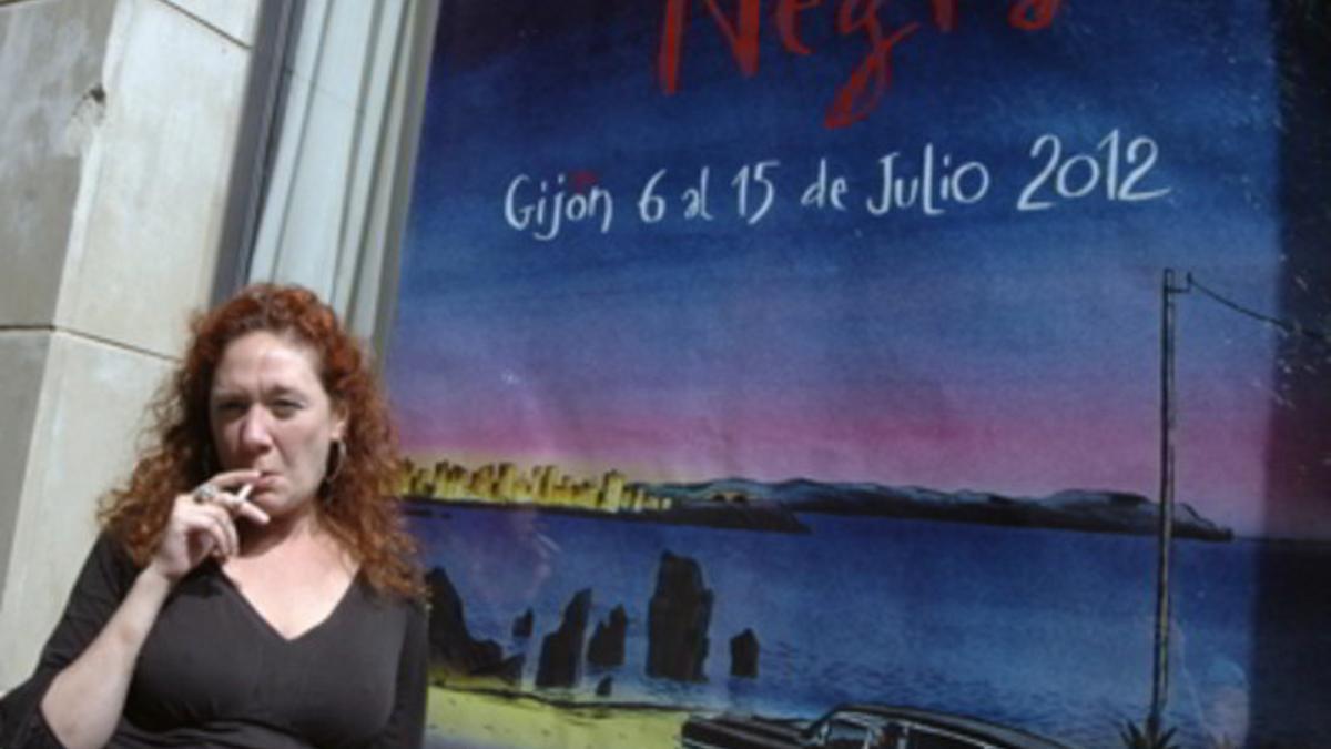 La escritora Cristina Fallarás posa en Gijón, este jueves, tras conocer la obtención del premio.