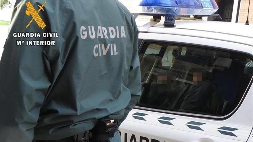 Dos agentes de la Guardia Civil salvan a un niño que se ahogaba con un caramelo en Huelva.