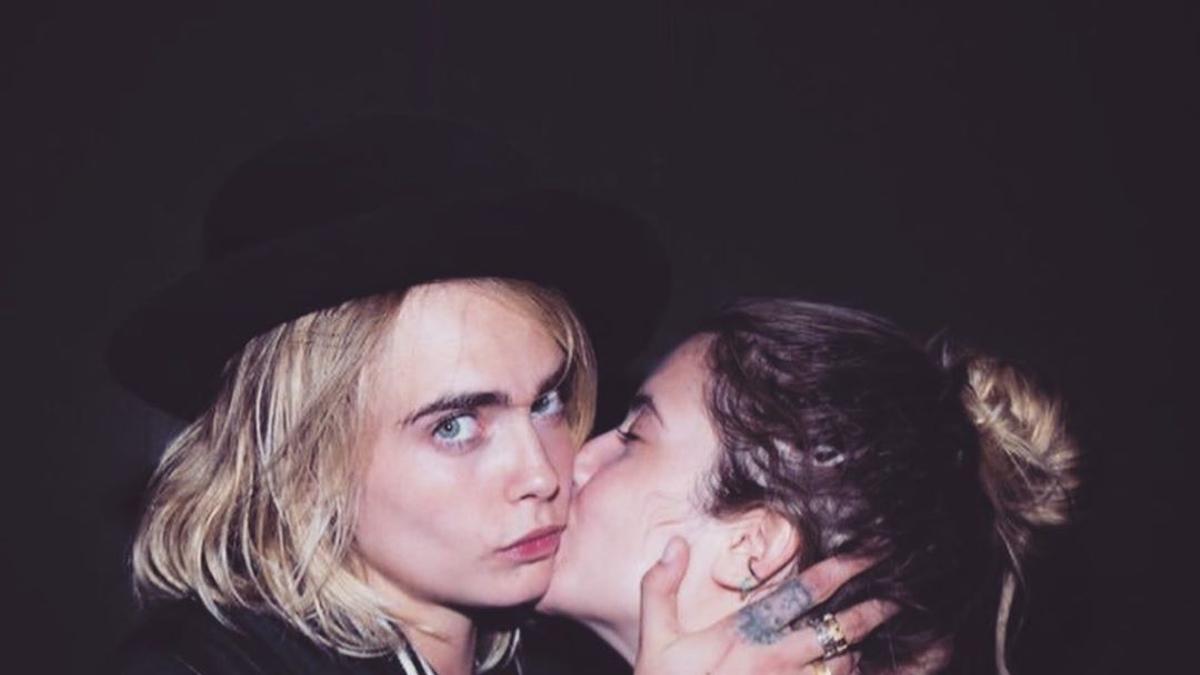 Ashley Benson y Cara Delevingne comparten un beso. Instagram @hoeshartt