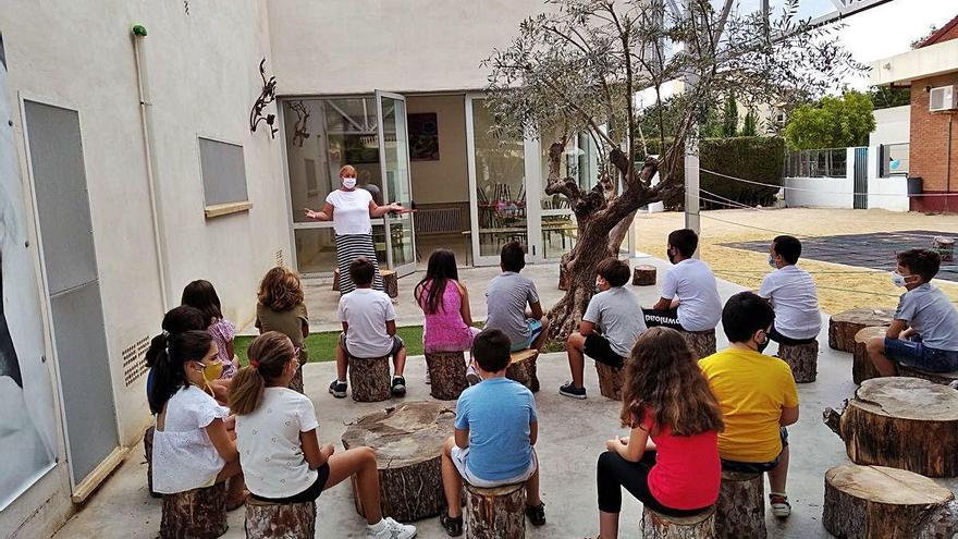 Uno de los espacios exteriores del colegio Port de Xàbia que se ha convertido en aula.