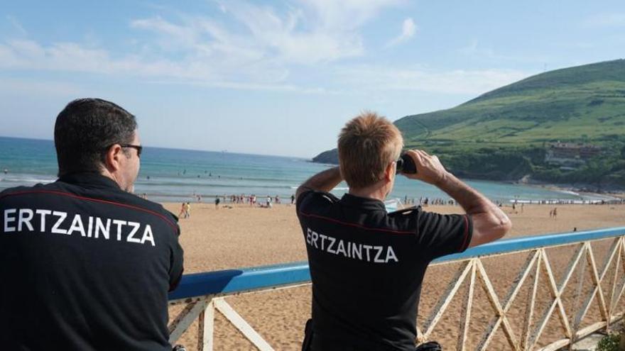 Foto de archivo  de vigilancia en playas de la Ertzaintza