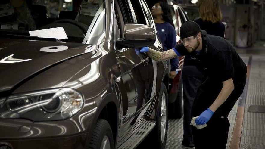 Un empleado de automoción en una factoría de BMW.