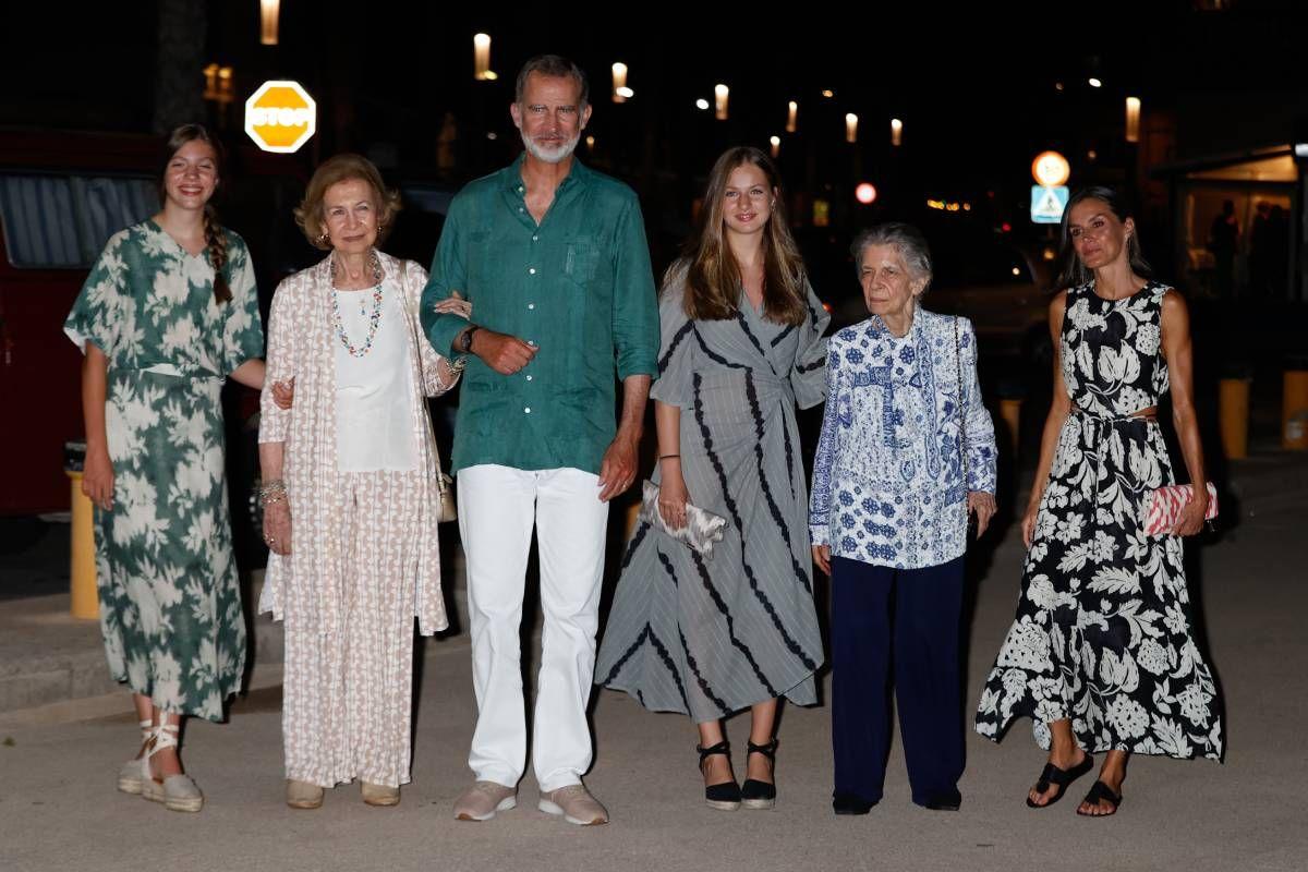 Don Felipe y doña Letizia junto a sus hijas, Leonor y Sofía, la reina Sofía y su hermana Irene