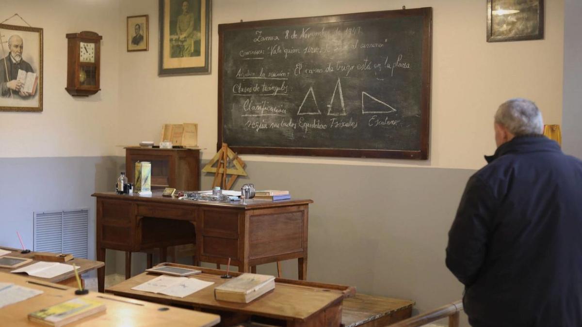 Una de las aulas recreadas en el Museo Pedagógico de Zamora. | ALBA PRIETO