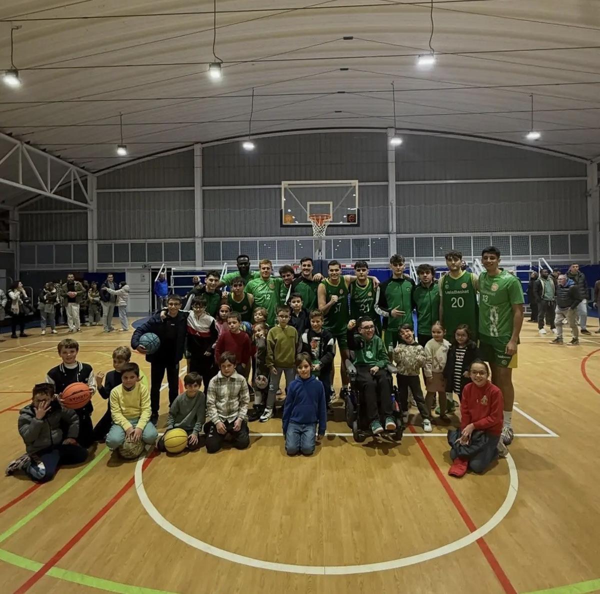 Los aficionados del CB Sueca posan con los aficionados más jóvenes al finalizar el partido.
