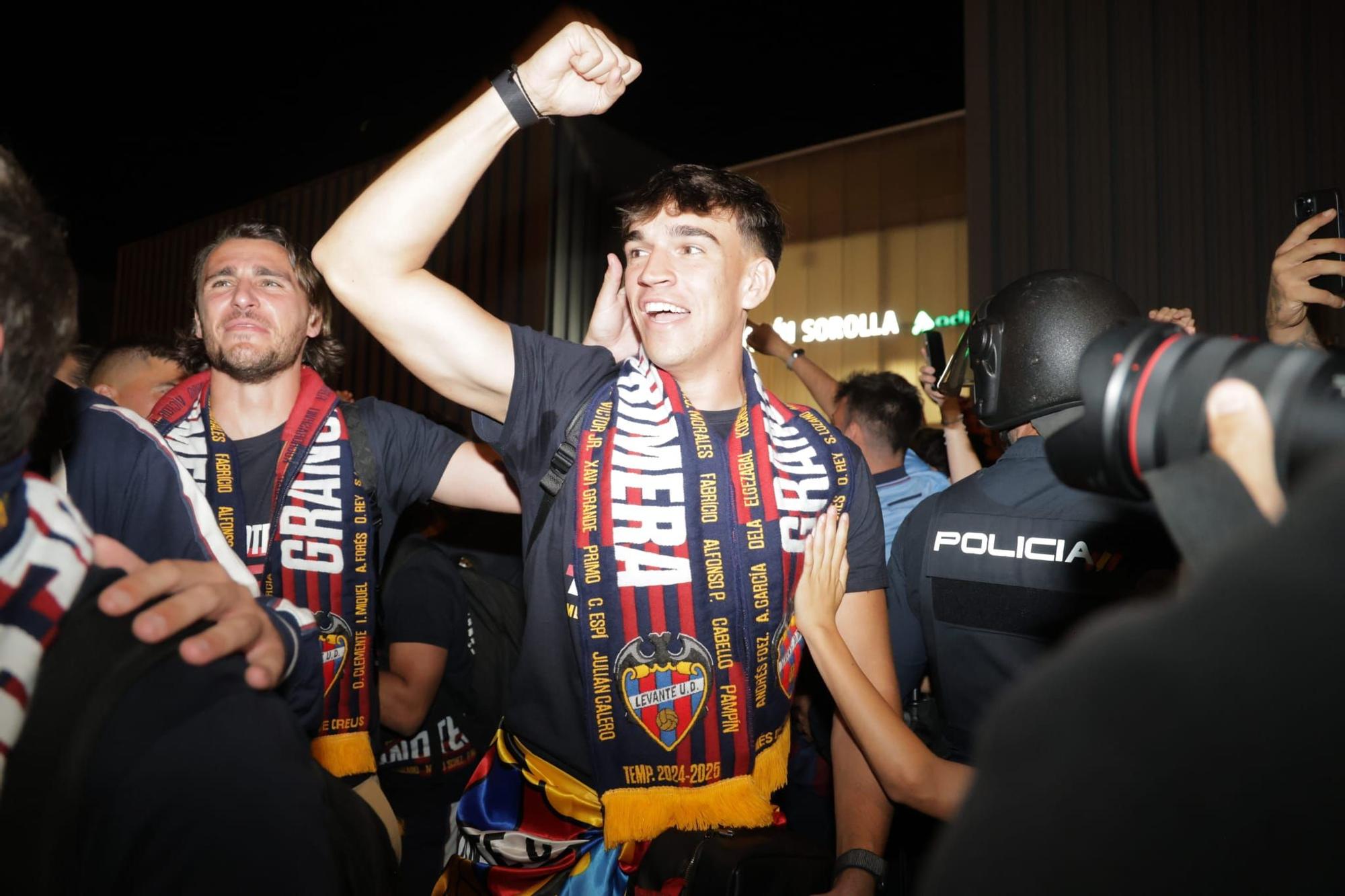 El Levante Ud llega a València tras conseguir el ascenso en Burgos