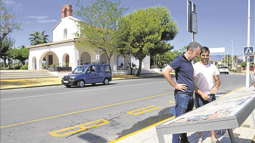 Moncofa suma información turística en el núcleo marítimo con un panel