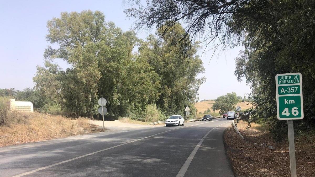 Carretera A-357 a su paso por el río Grande.