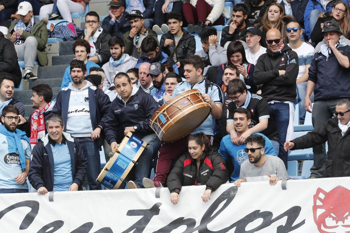 PARTIDO ENTRE EL REAL CLUB CELTA DE VIGO Y EL SEVILLA DISPUTADO EN EL ESTADIO DE BALAIDOS. MIEMBROS DE LA PEÑA CENTOLOS CELESTES EN LAS GRADAS. FUTBOL. LIGA . PRIMERA DIVISION. AFICIONADOS. SEGUIDORES. ESPECTADORES. PUBLICO. BOMBOS. TAMBORES