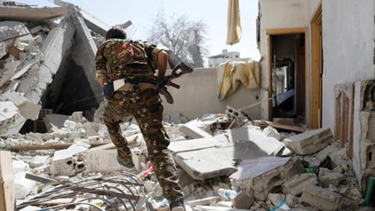 Un soldado del Ejército Democrático sirio, ayer, Raqqa.