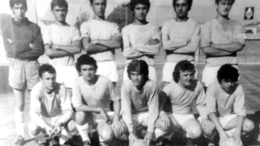 El Mondariz de Padín | Ordenando su álbum de fotos, el mondaricense José Luis Faro halló esta que veis, en la que aparece el recientemente fallecido Juan Carlos Padín y que ahora reproducimos en su memoria, de paso que agitamos la de Mondariz con su equipo Mondariz F.C. de la temporada 1991-92. Campeones de segunda regional. Arriba de izquierda a derecha: Luís, masajista(fallecido),Miguel,Tino,Capón, Ka (fallecido),Alfonso,Tito,Moncho, y Padín, que era su entrenador como lo fue del San Miguel, Arbo, Pontellas y Ribadelouro. Abajo, de izquierda a derecha: Sousa, Fernando, Calis, Arturo (fallecido),Felix,Faro,Jorge,Jose,Vaqueiro.