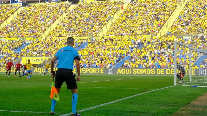 Momento en el que Jonathan Viera ejecuta el único tanto de la temporada de la UD, contra el Mallorca, en el inicio liguero. | | JOSE C. GUERRA