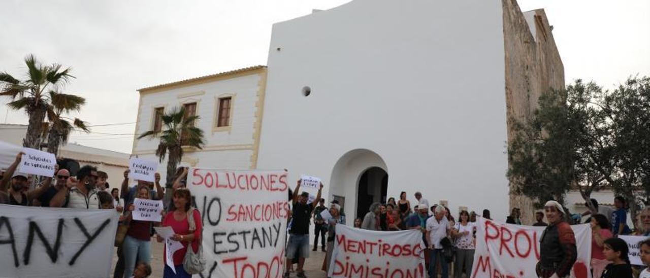 Un momento de la manifestación de ayer tarde en la plaza de la Constitució.