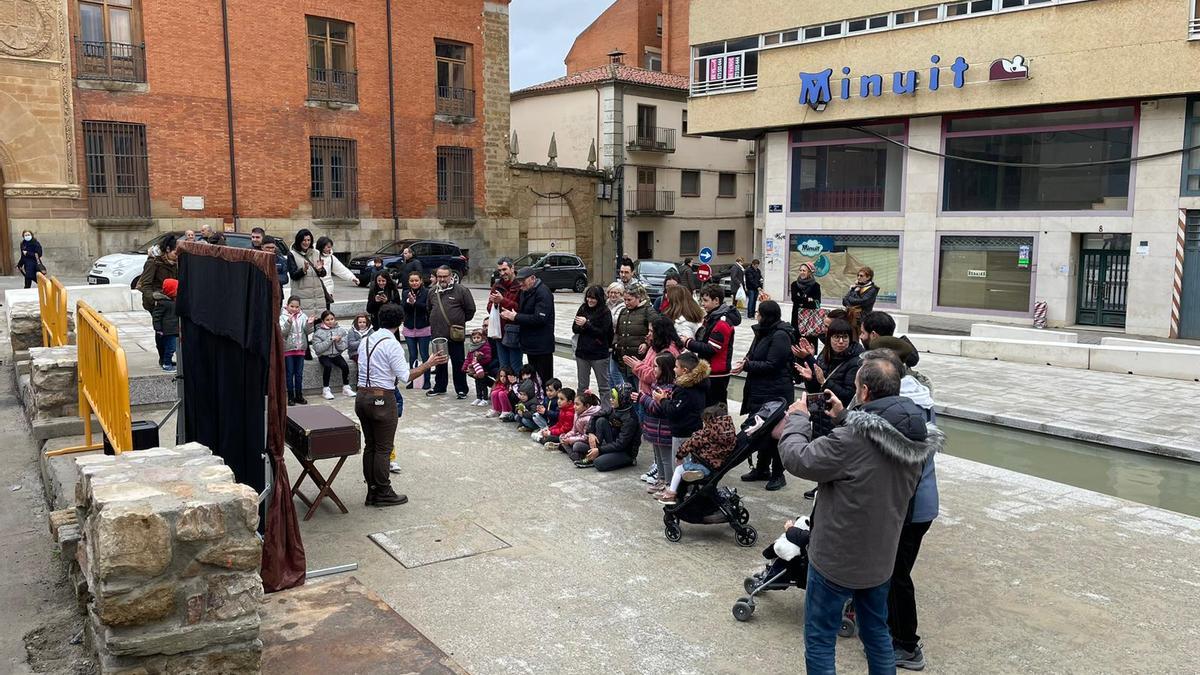 Los niños disfrutaron de la propuesta de &quot;La magia de un trotamundos&quot; de David Navares en la plaza San Francisco.