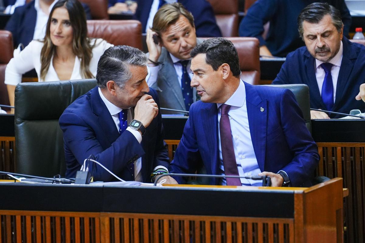 El consejero de Sanidad, Presidencia y Emergencias, Antonio Sanz, con el presidente de la Junta, Juanma Moreno.