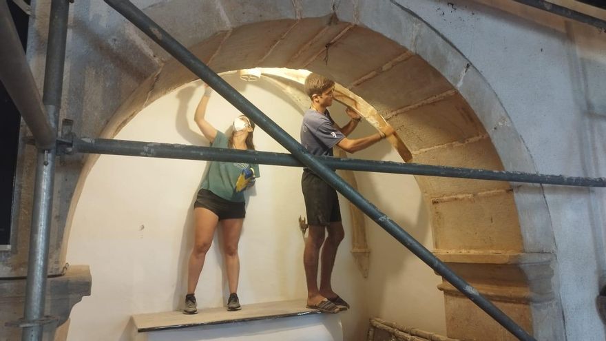 Universitarios de Madrid se desplazan a Cabrales y su actitud sorprende y agrada a los vecinos