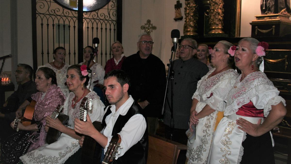 El Coro y la Rondalla de grupo de Coros y Danzas de Lorca durante una de sus interpretaciones.