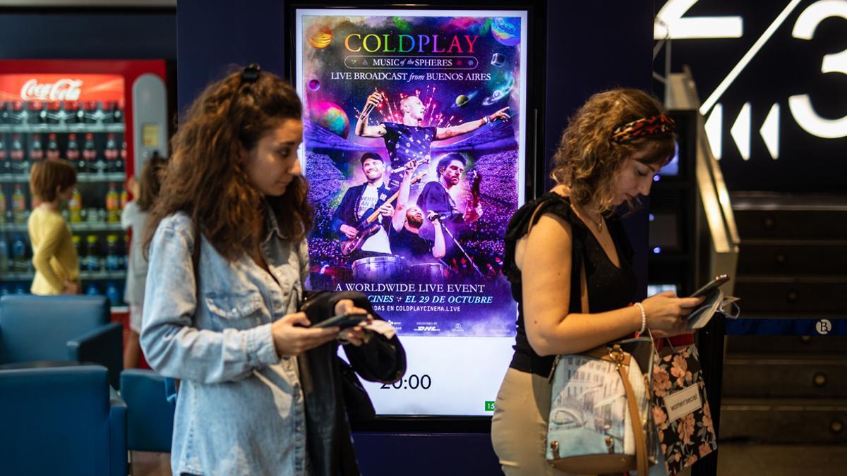 Dos seguidoras de Coldplay, en el cine Bosque de Barcelona.