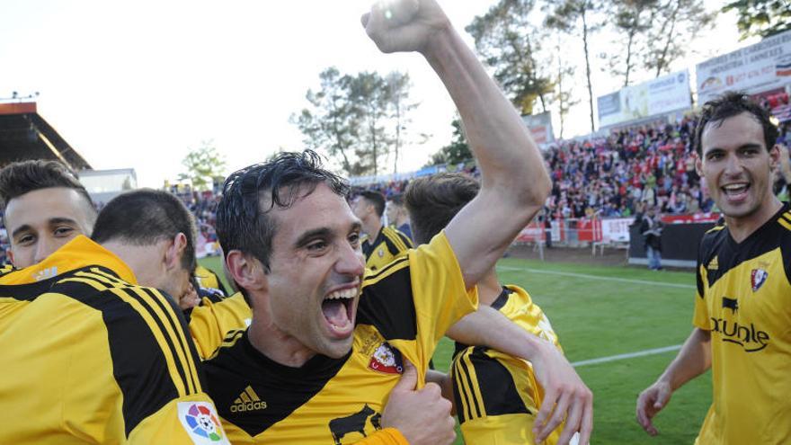 Los futbolistas de Osasuna celebran su ascenso.