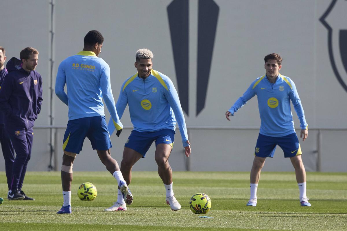 Rashford, Araujo y Gavi, en el entrenamiento de este viernes e3n la ciudad deportiva.