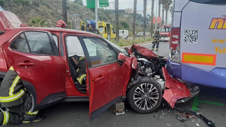 Rescatat un ferit en un aparatós accident entre un cotxe i un autocar a Barcelona