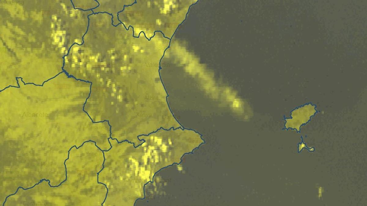Imagen captada por el satélite de la columna de humo llegando a la costa de Ibiza