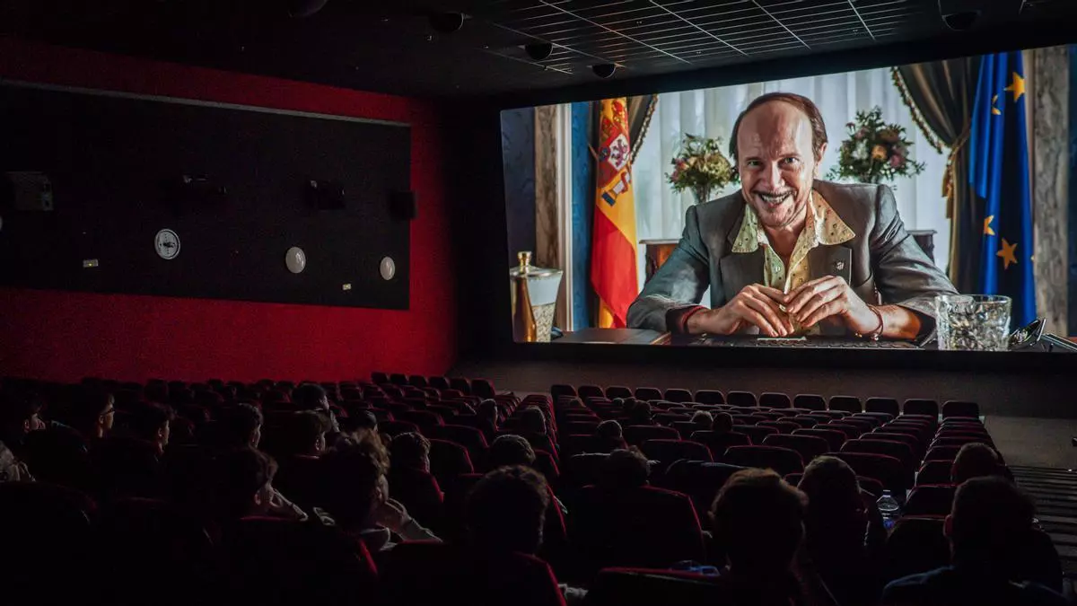 Crítica de 'Torrente, presidente': el casposo personaje creado por Santiago Segura revoluciona a la extrema derecha