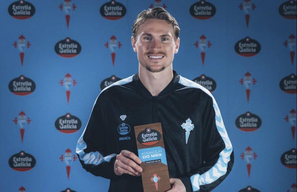 Starfelt posa con su Trofeo Estrella Galicia al mejor jugador de enero. | RCCV