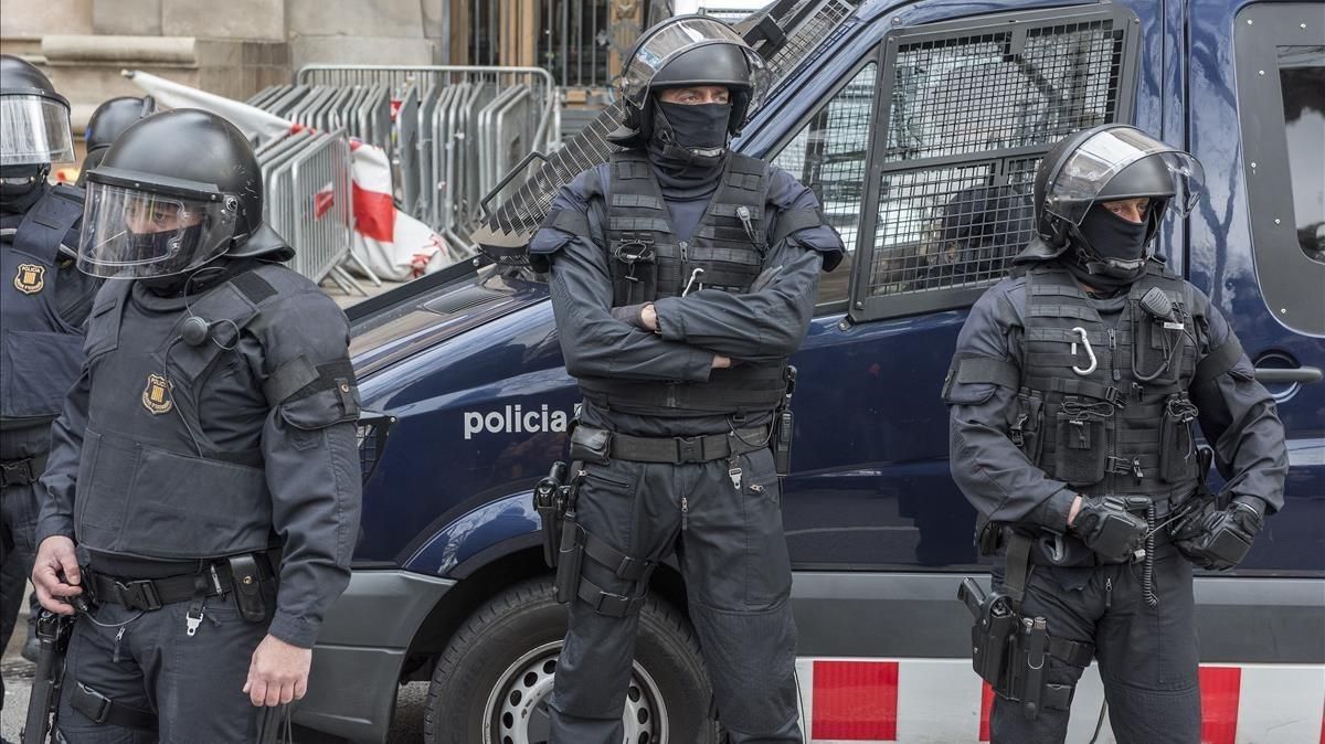 undefined42278903 barcelona  23 02 2018  antidisturbios de los mossos desaloja180905215807