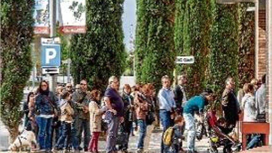 Persones fent cua, ahir al matí, per entrar a la Fira de Mostres.