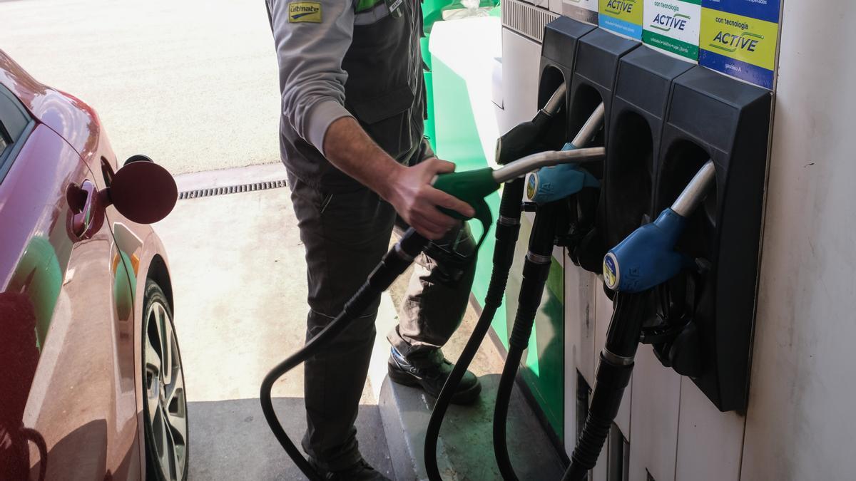 El precio de la gasolina 95 ya supera los dos euros de media en la  provincia y se come toda la bonificación - Información