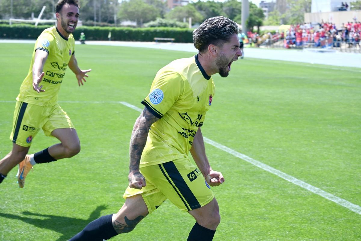 Pitu celebra el gol de la victoria de la Deportiva Minera ante el Almería B