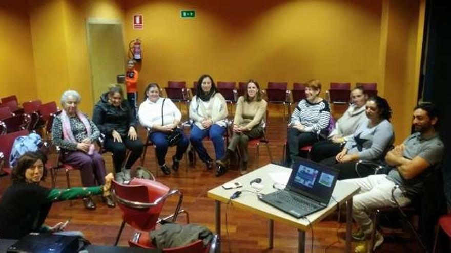 Belén Rodríguez-Carmona durante el taller con padres en Colunga.