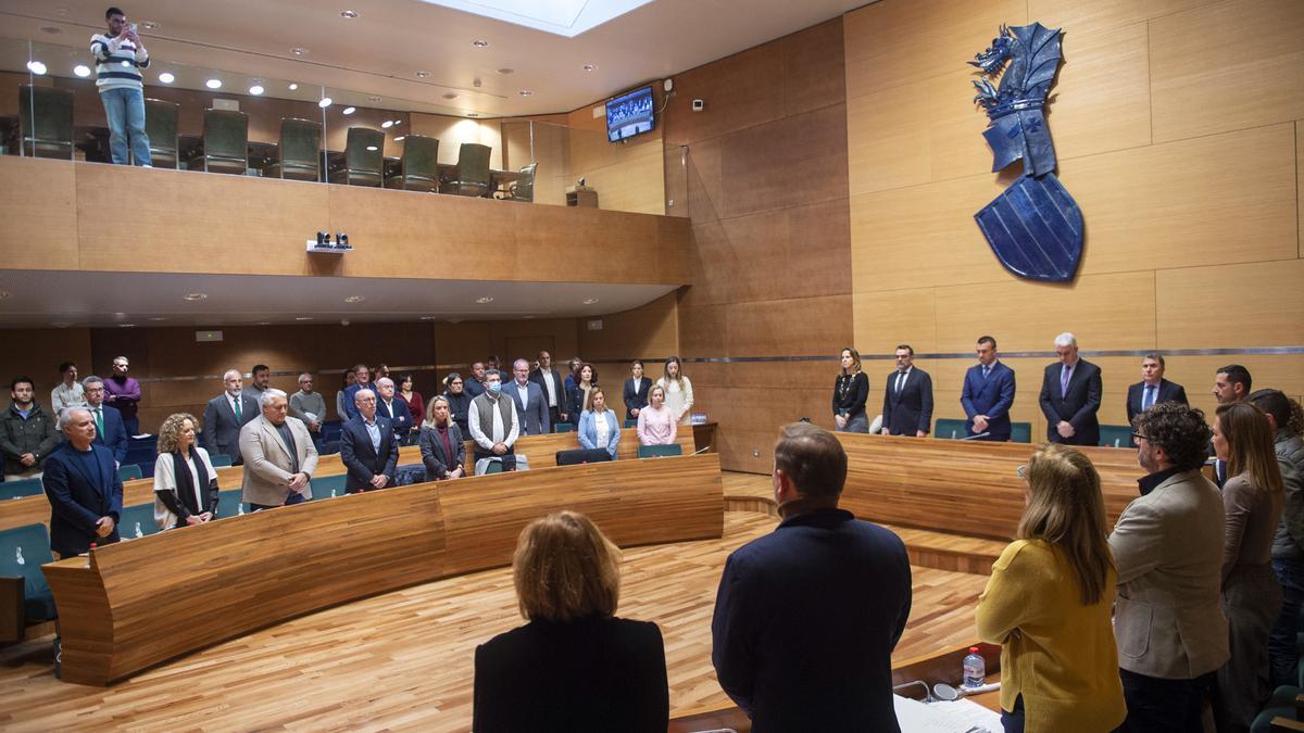 Minuto de silencio del pleno de la diputación de este martes.