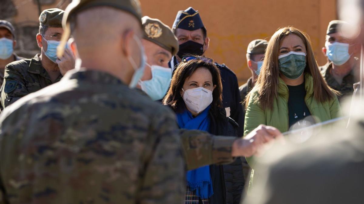 Un militar da explicaciones a la ministra Robles durante su visita a Monte la Reina. | Jose Luis Fernández