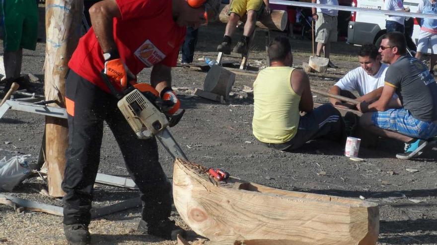 José Manuel Riestra dando forma ayer a una madreña.