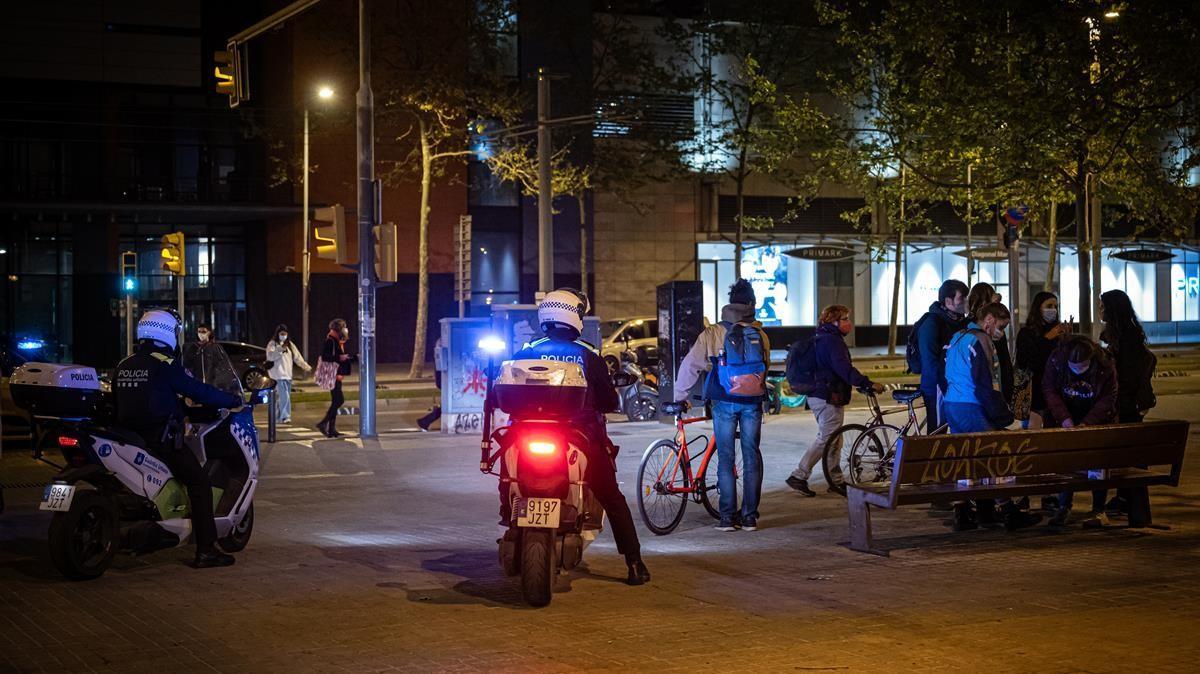 Una patrulla vigila la formación de botellones tras la salida de los conciertos de la Telecogresca, a principios de abril.